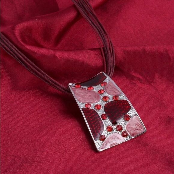 RED MEDALLION CORDED PENDANT SET - Picture 4 of 4